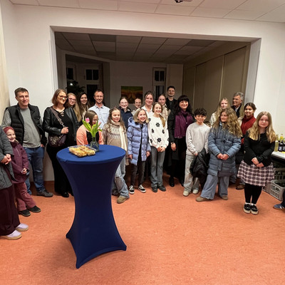 Bildunterschrift: Die Gäste der Ausstellung mit der Künstlerin Irena Konrad-Sidoruk (8. Von rechts) Bild: Dirk Weigand