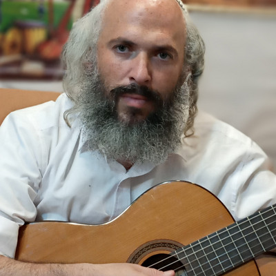 Yedidia Toledano, chassidischer Gitarrenspieler, begleitet den Vortrag am 27.01. musikalisch