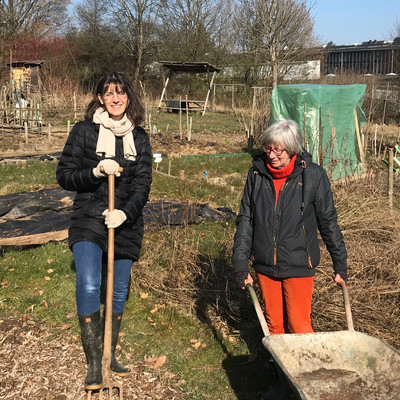 Julia Hilgeroth-Buchner (Kusleiterin der Kreisvolkshochschule) und Sonja Wenzel (Vorsitzende des Interkulturellen Gartens) freuen sich auf die neue Zusammenarbeit